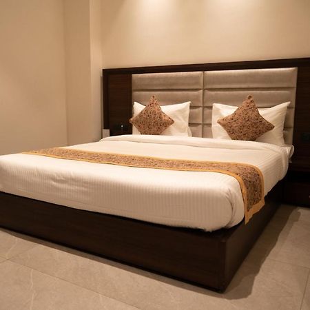 Hotel Smily Лудяна Екстериор снимка