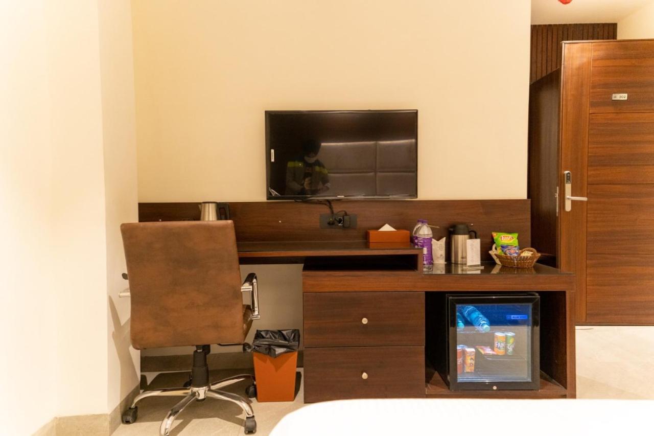 Hotel Smily Лудяна Екстериор снимка
