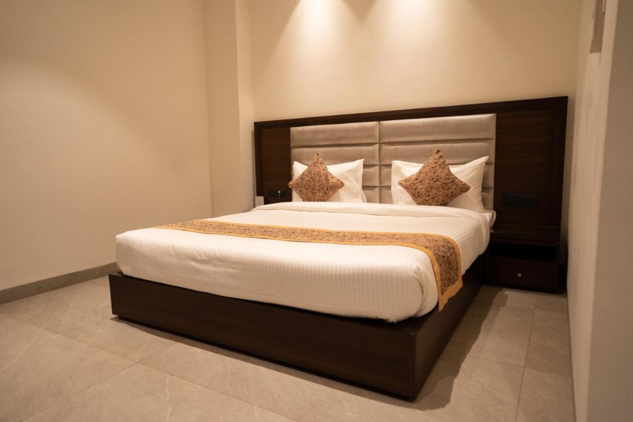 Hotel Smily Лудяна Екстериор снимка