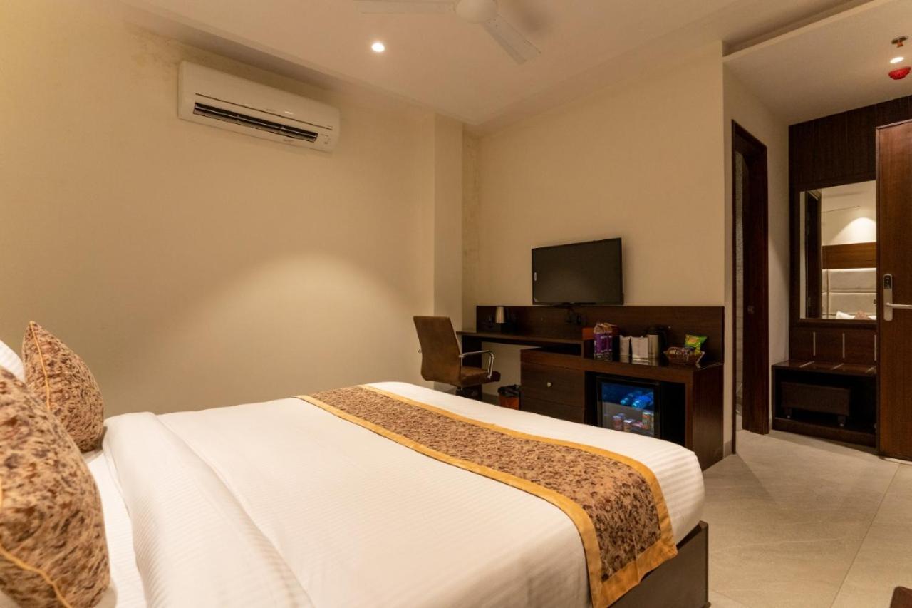 Hotel Smily Лудяна Екстериор снимка