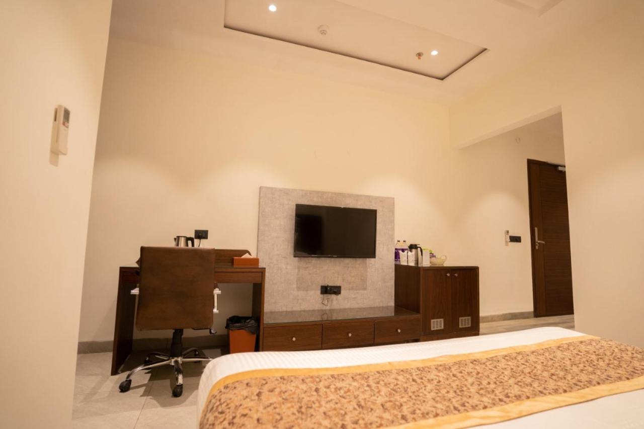 Hotel Smily Лудяна Екстериор снимка