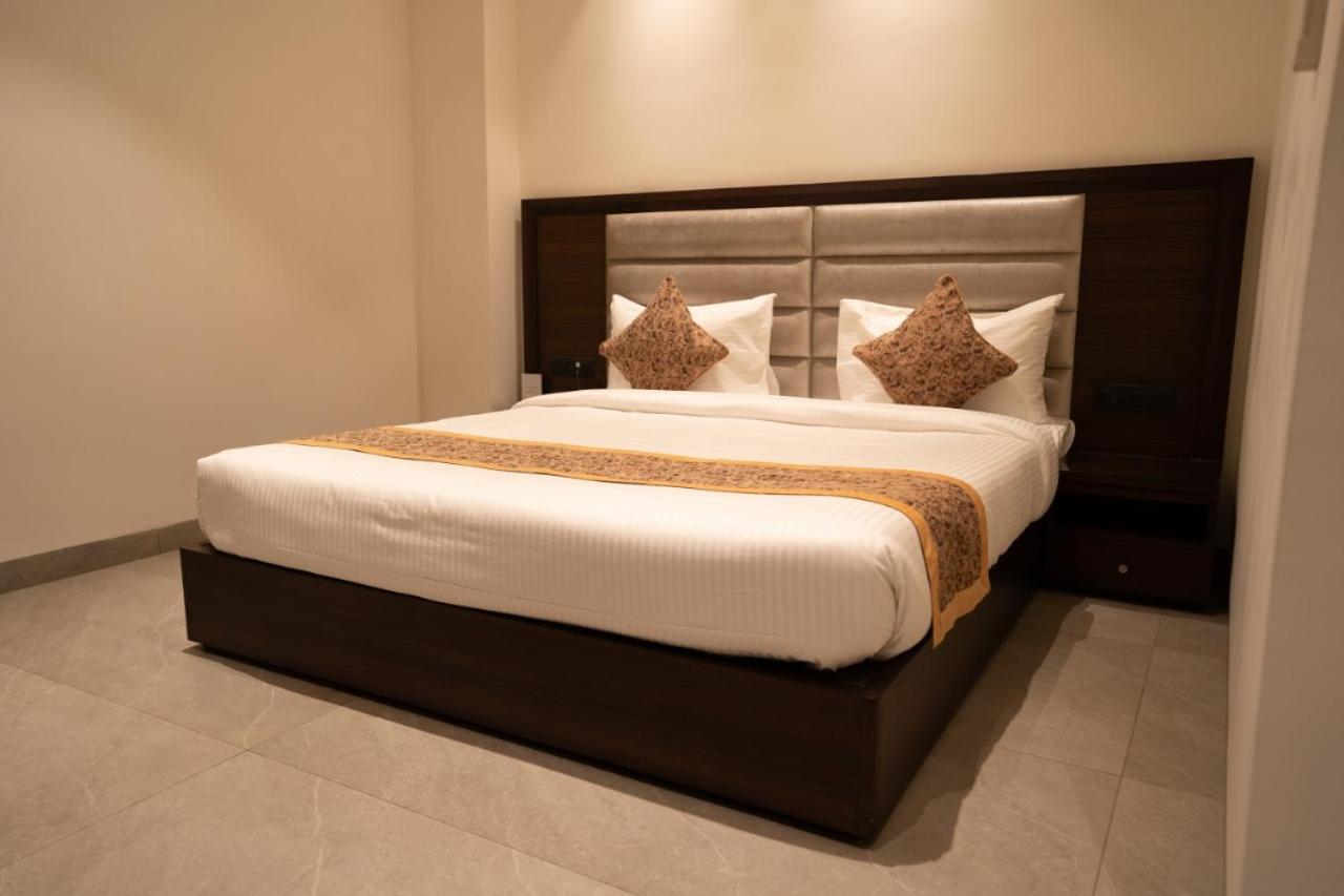 Hotel Smily Лудяна Екстериор снимка