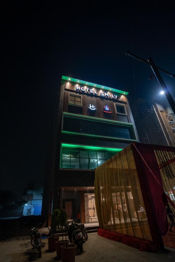 Hotel Smily Лудяна Екстериор снимка