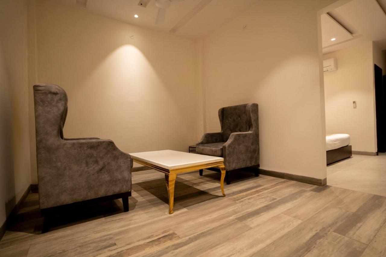 Hotel Smily Лудяна Екстериор снимка