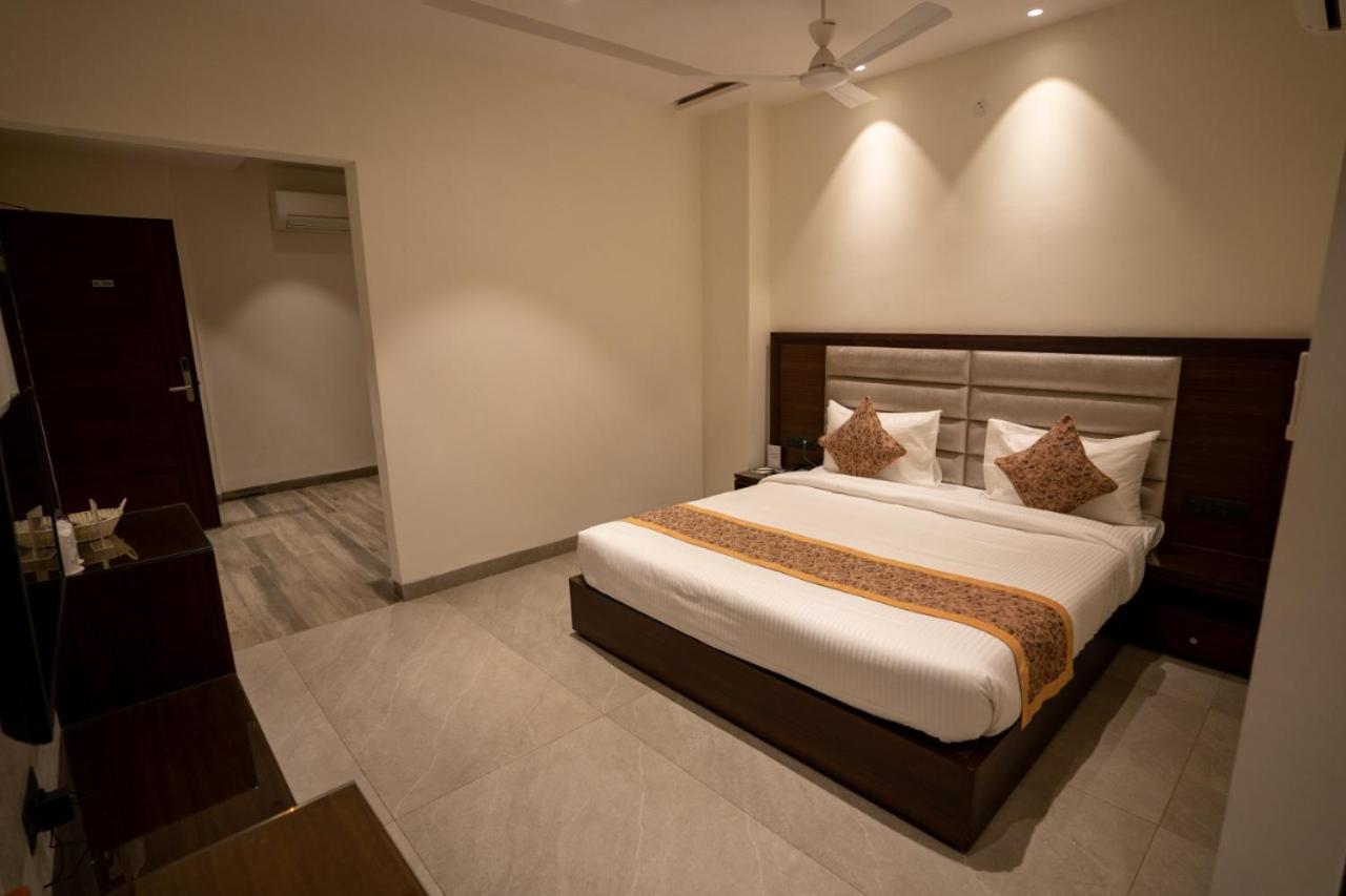 Hotel Smily Лудяна Екстериор снимка