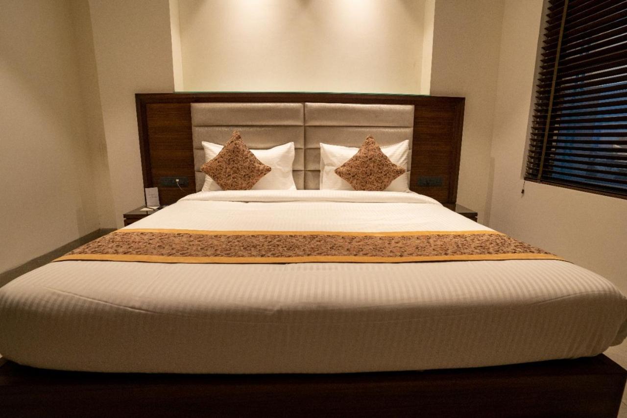 Hotel Smily Лудяна Екстериор снимка