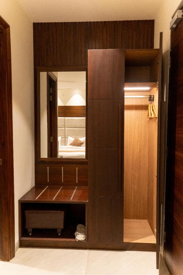 Hotel Smily Лудяна Екстериор снимка