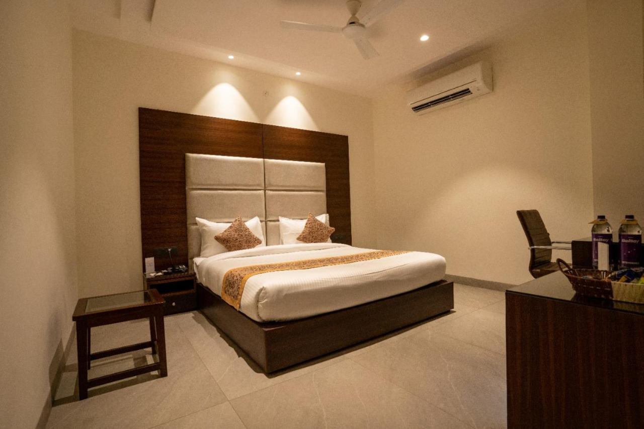 Hotel Smily Лудяна Екстериор снимка