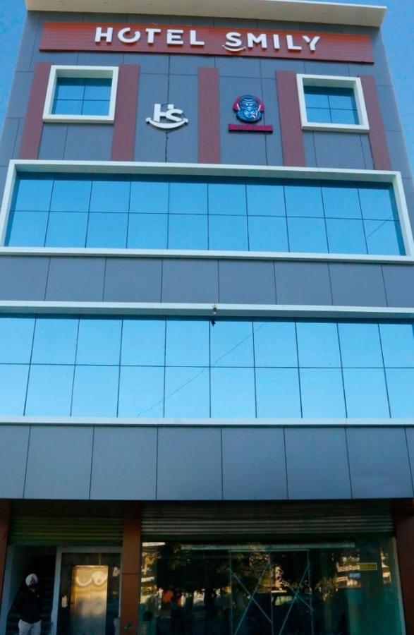 Hotel Smily Лудяна Екстериор снимка