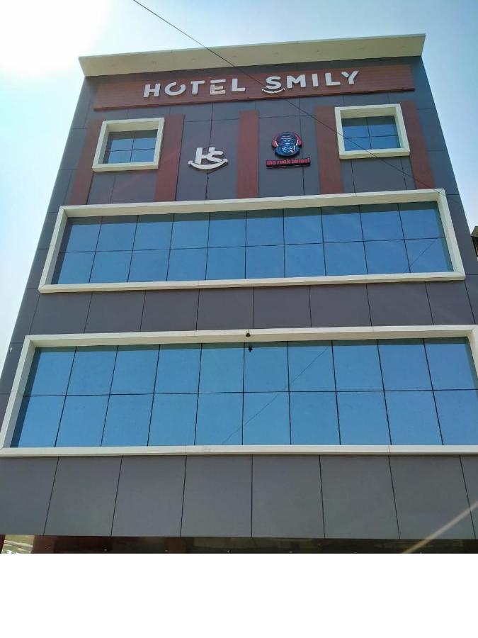 Hotel Smily Лудяна Екстериор снимка